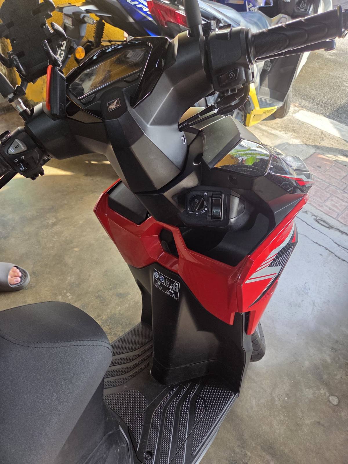 Scooter cockpit with phone holder